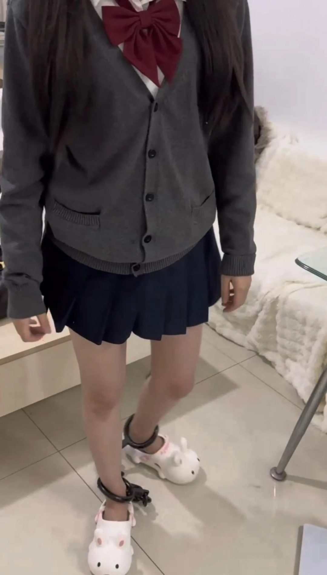 厚黑袜JK妹5斤脚镣体验，初戴脚镣不适应-5