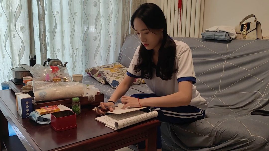 雅熙 写作业的小学生被老师惩罚-1