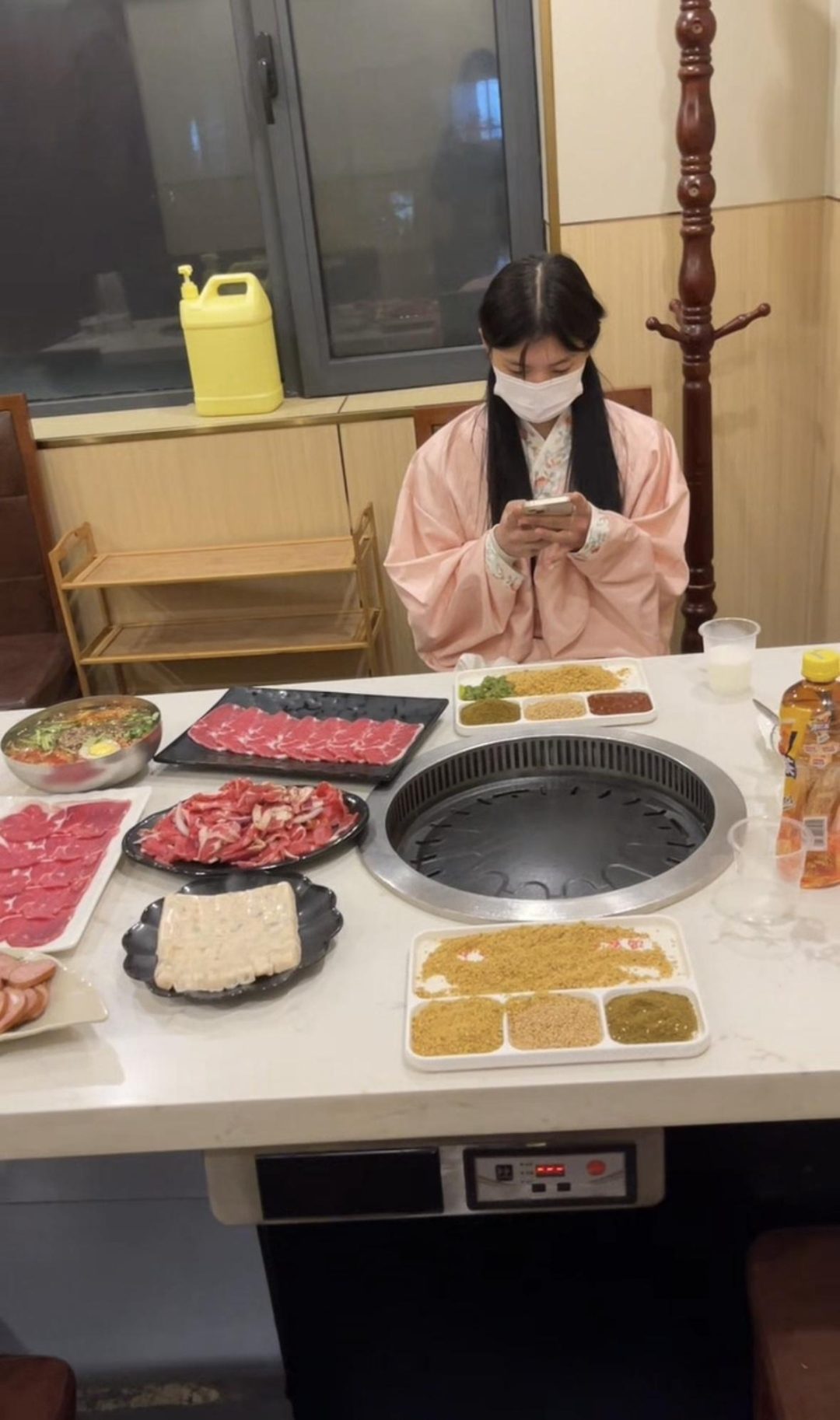 18岁女高的四天镣铐生活（3）戴着脚镣打车出去吃火锅-5
