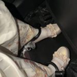 18岁女高的四天镣铐生活（3）戴着脚镣打车出去吃火锅