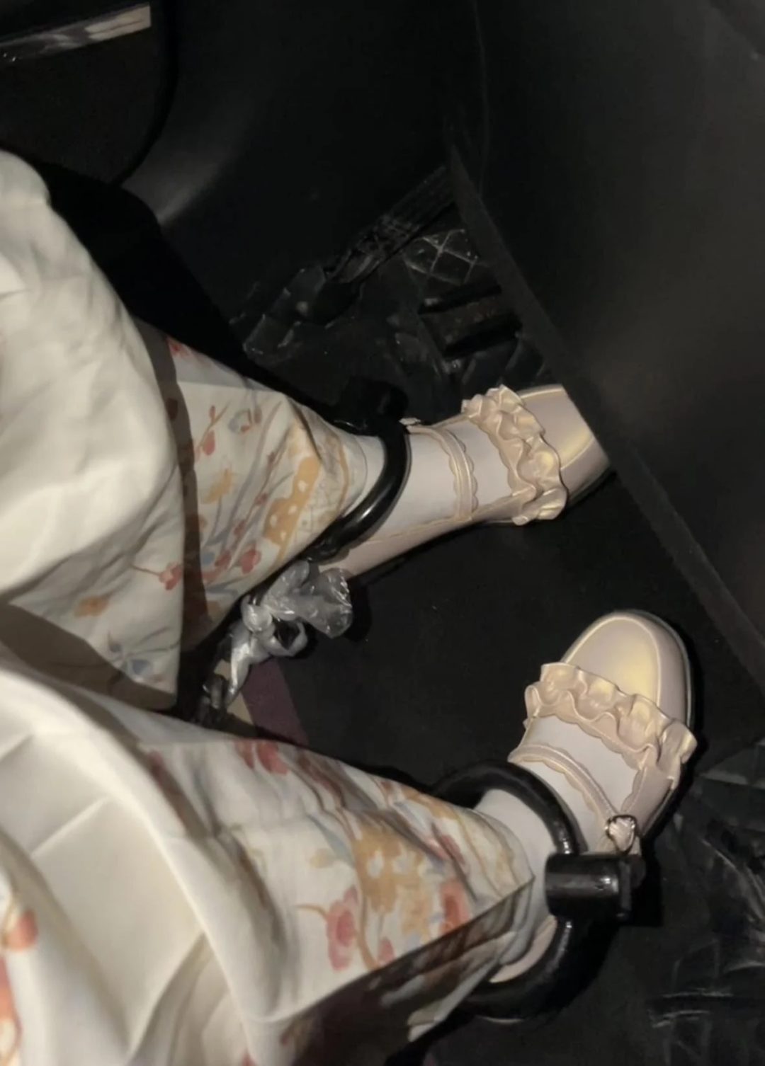 18岁女高的四天镣铐生活（3）戴着脚镣打车出去吃火锅-4