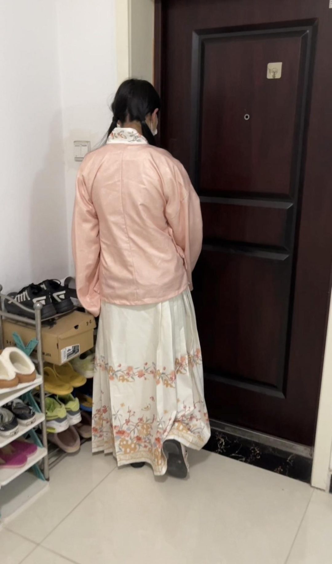 18岁女高的四天镣铐生活（3）戴着脚镣打车出去吃火锅-3