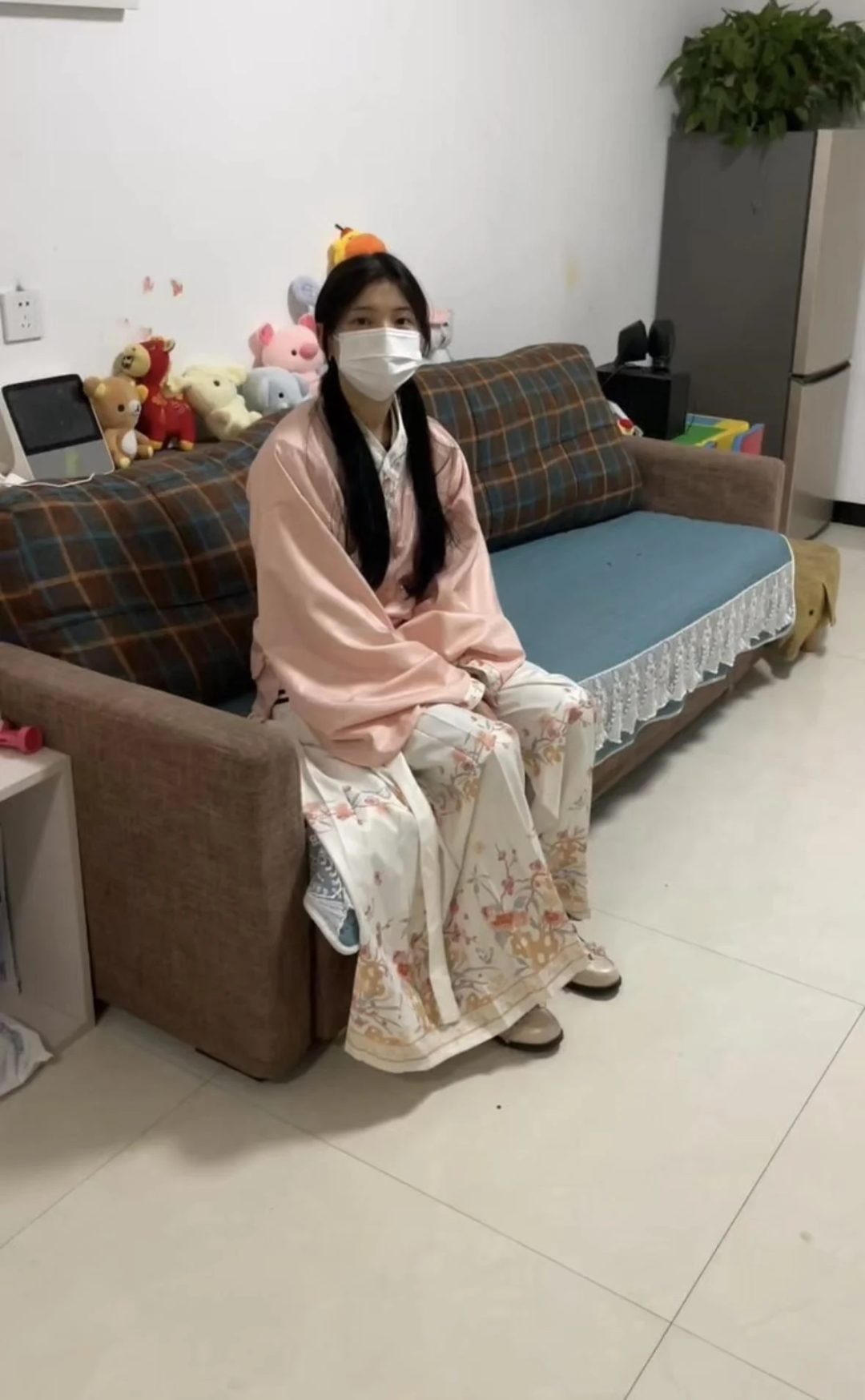18岁女高的四天镣铐生活（3）戴着脚镣打车出去吃火锅-1