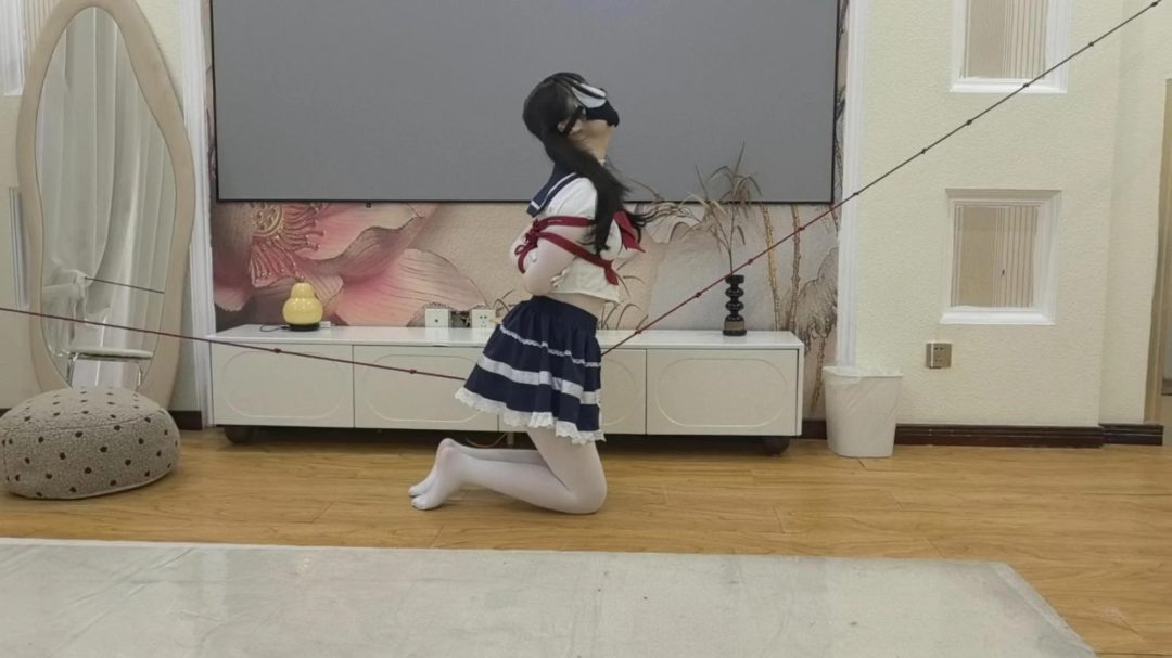 『罐罐』连体白丝+厚白JK 棉袜堵嘴胶带封嘴罐罐体验走绳 站着走和跪着走两种方式，绳结勒得罐罐疼得哭还是坚持完成四个来回-1