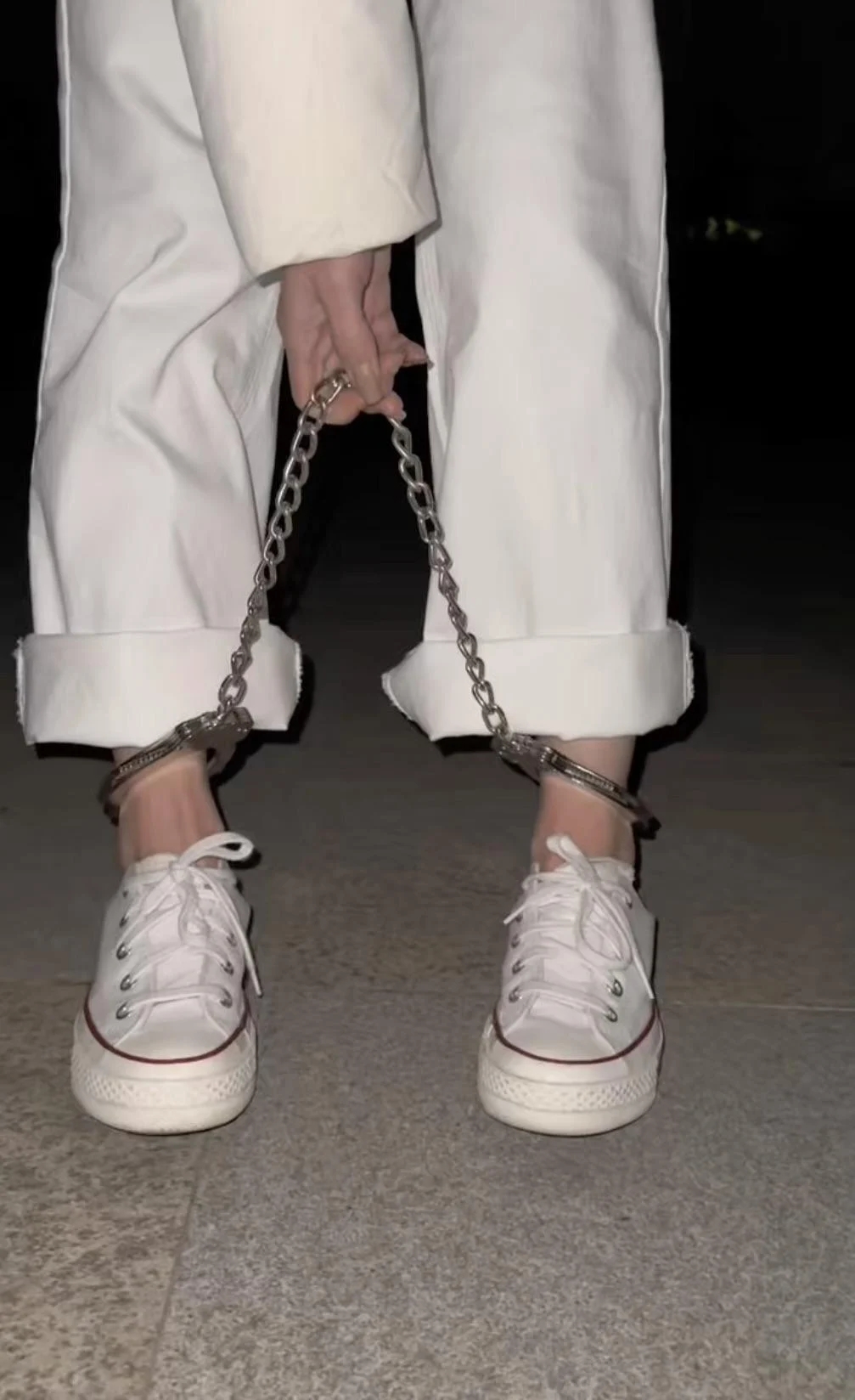 戴脚铐夜行的女孩-匡威帆布鞋和不断收紧的脚铐-7