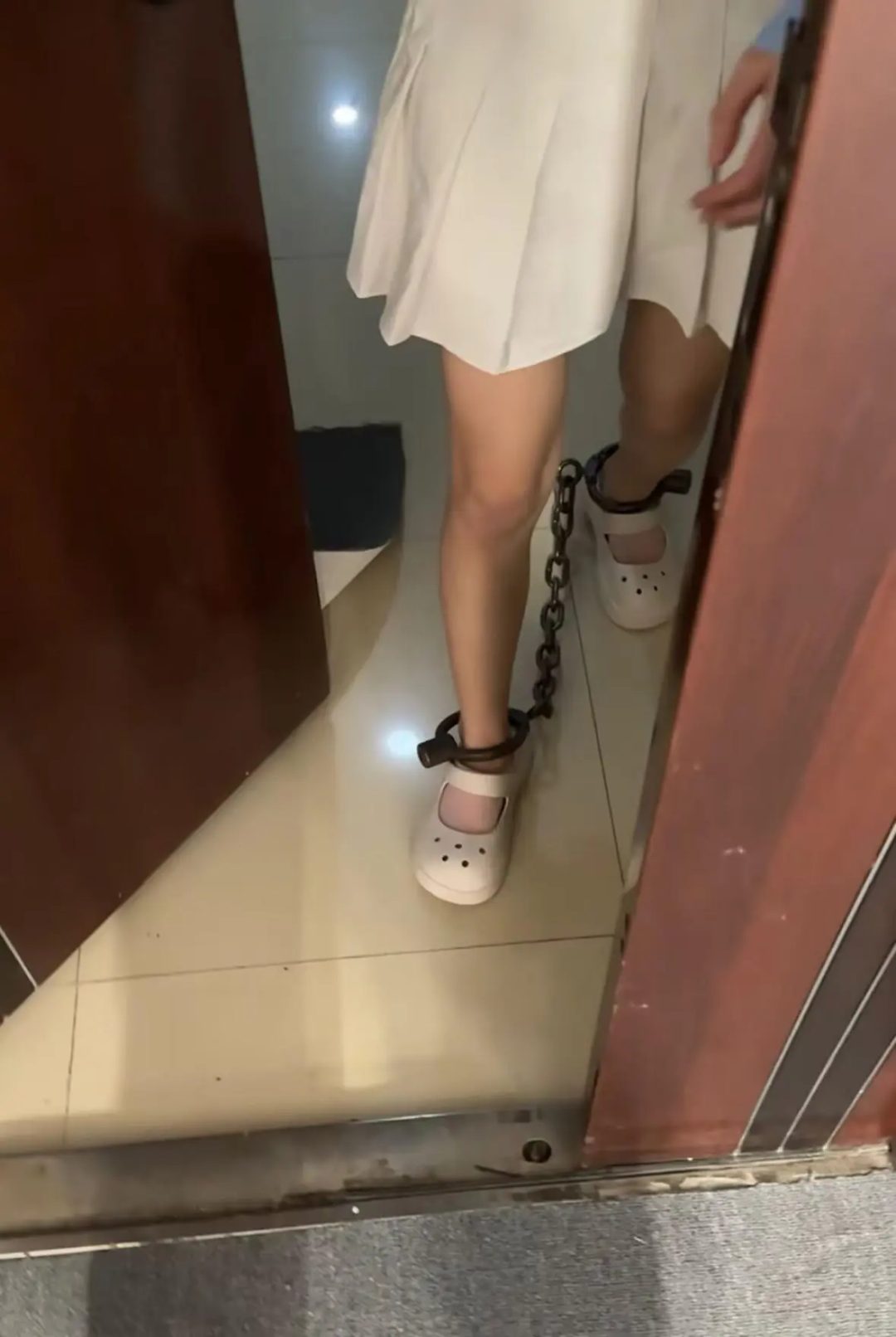 小妹子黑铁脚镣体验-4