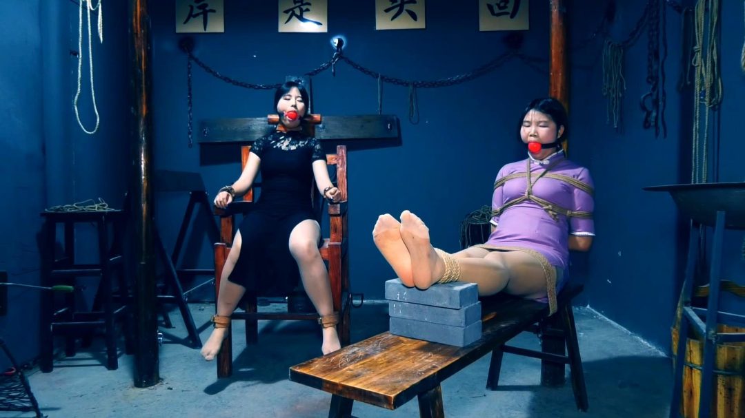 两M体验老虎凳审讯椅-2