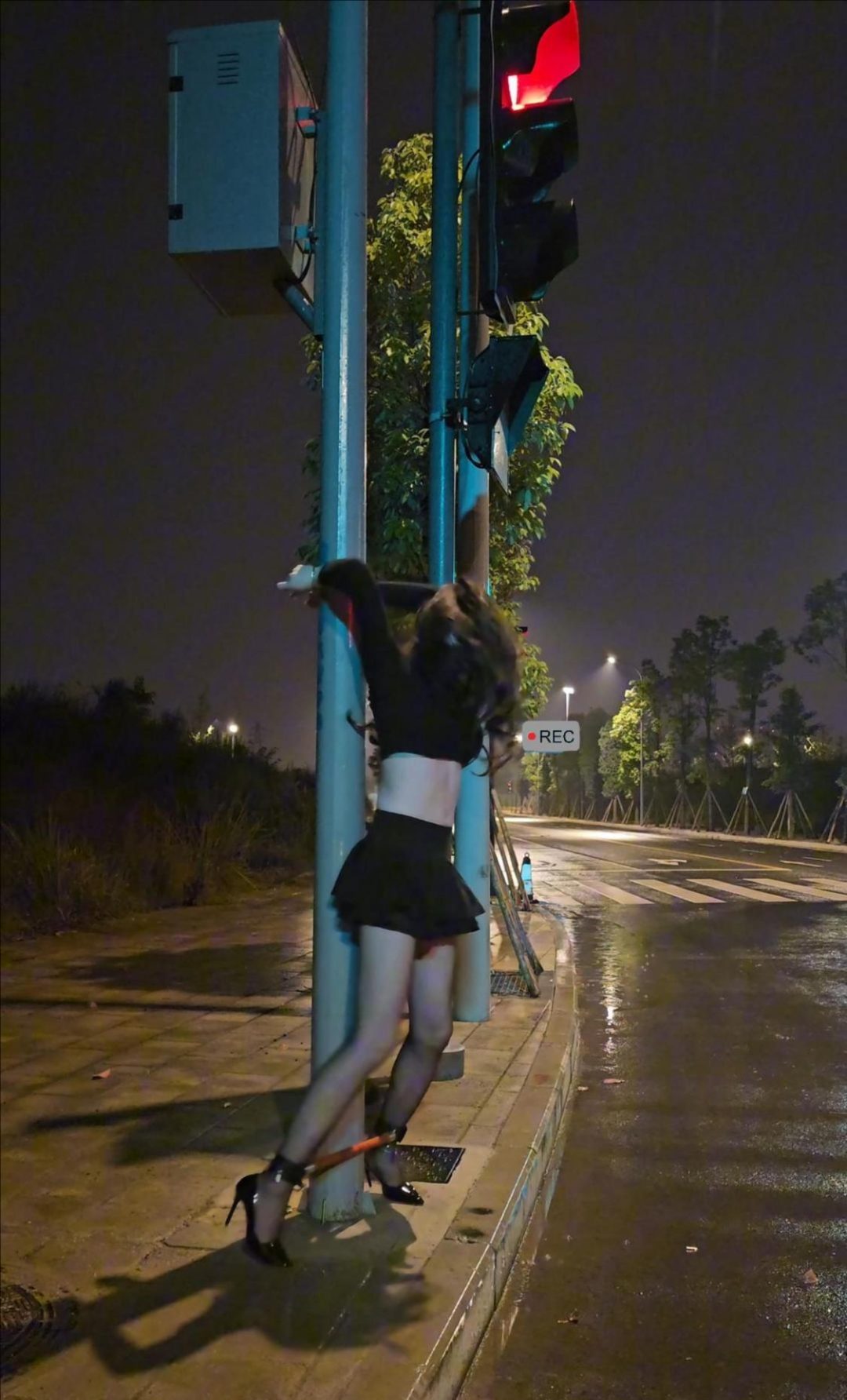户外大雨分腿器头顶背铐在路灯杆上-7