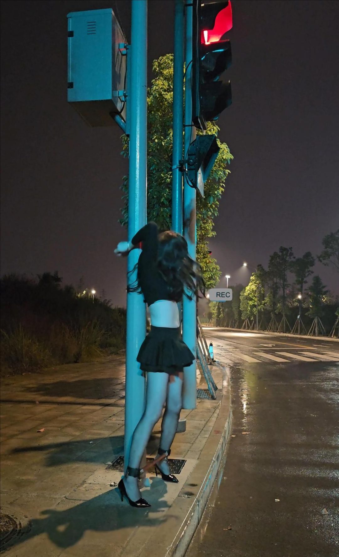 户外大雨分腿器头顶背铐在路灯杆上-6