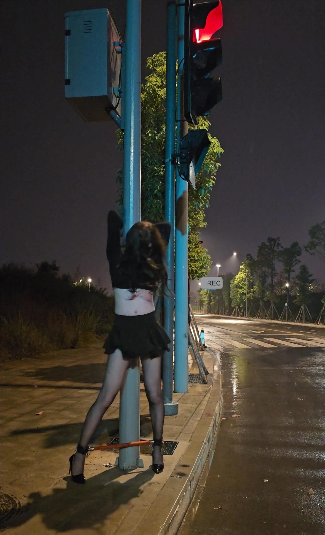 户外大雨分腿器头顶背铐在路灯杆上-5