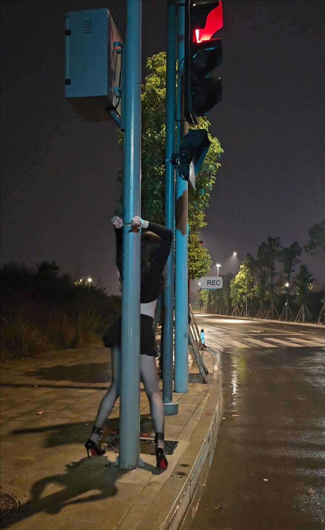 户外大雨分腿器头顶背铐在路灯杆上-4