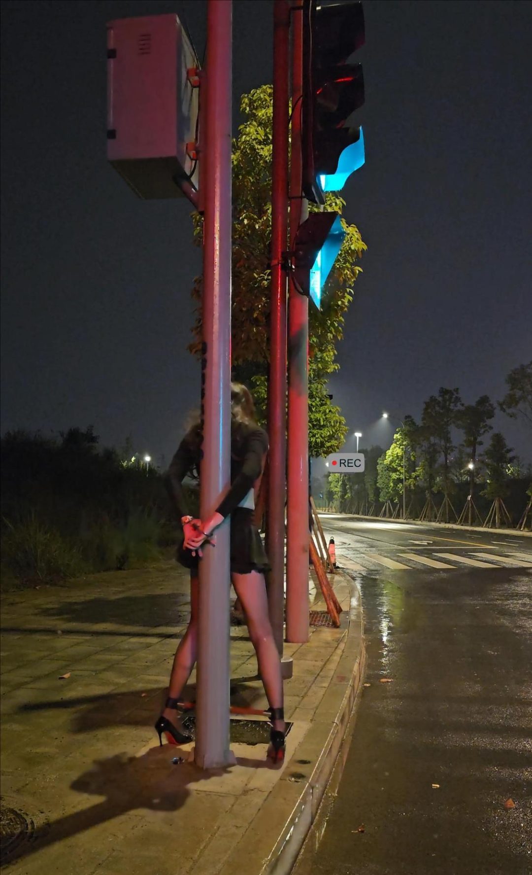 户外大雨分腿器头顶背铐在路灯杆上-3