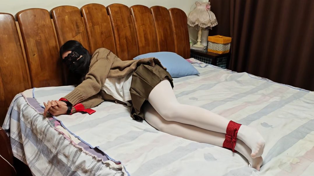 婷婷穿白丝自缚享受 被主人发现后驷马鞭打惩罚 丝袜 白丝 挠痒 恋足 打脚心 捆绑 自缚 驷马-7