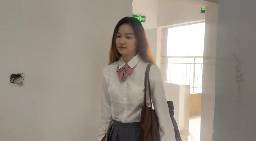 jk女生被匪徒，捆绑塞袜子，挠脚心等-7