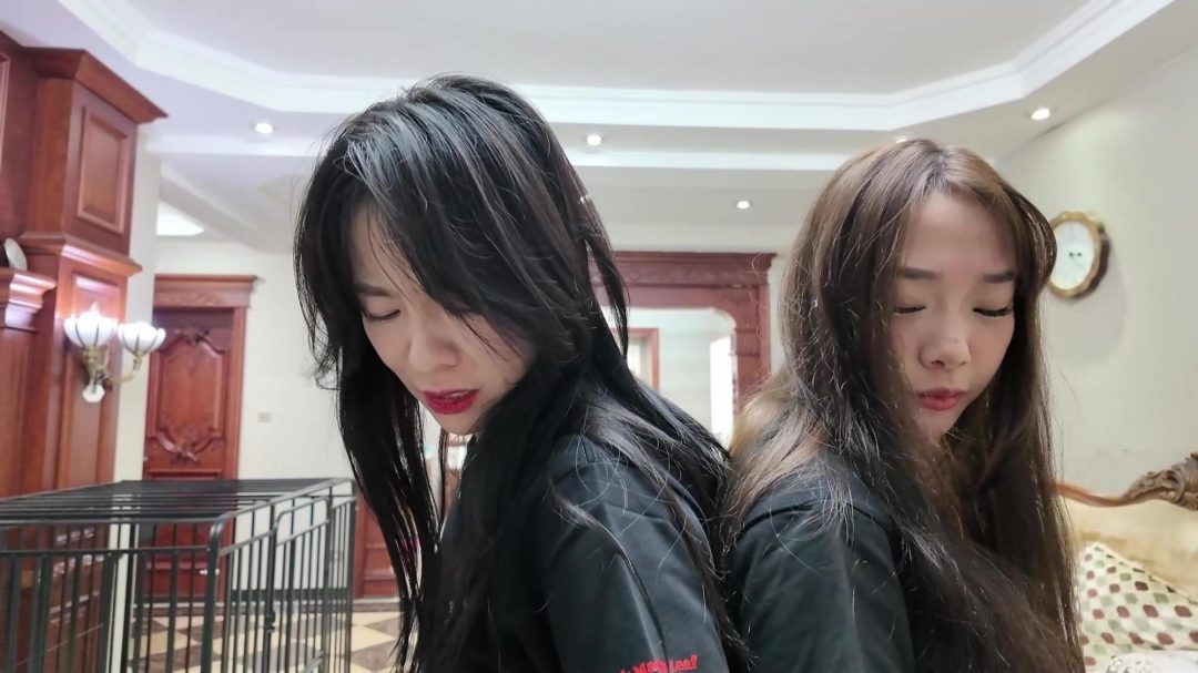 枫叶工作室定拍字幕剧情：《枫叶工作室》，【佳雯、Eva】主演、访谈、突袭、包手、双人紧缚、强迫站立、股绳刺激、宣传-6