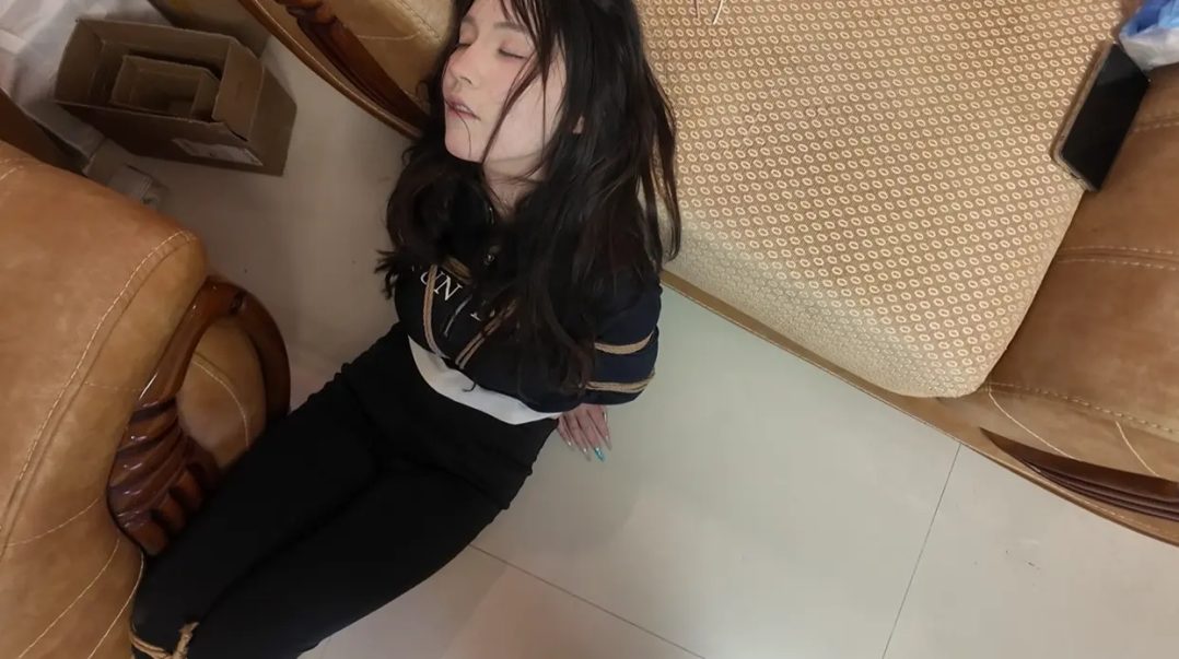 最后5秒 “宁死不招？杀手亮出她的宠物 女高管瞬间崩溃”-2