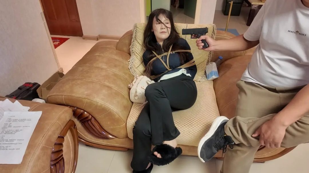 最后5秒 “宁死不招？杀手亮出她的宠物 女高管瞬间崩溃”-1