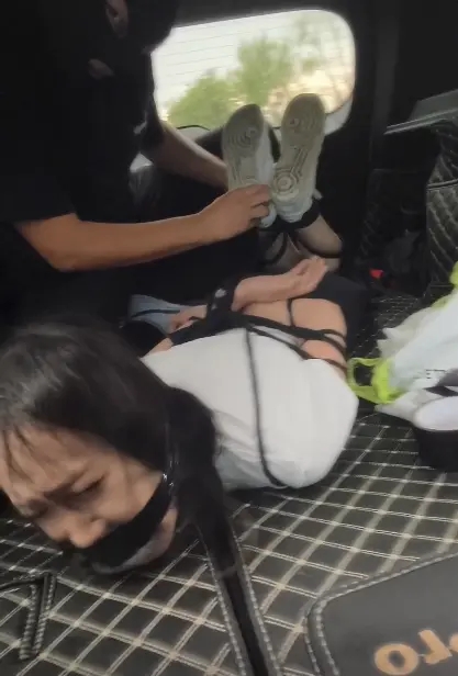 雨天女大学生放学路上遭遇捆绑（1）-1