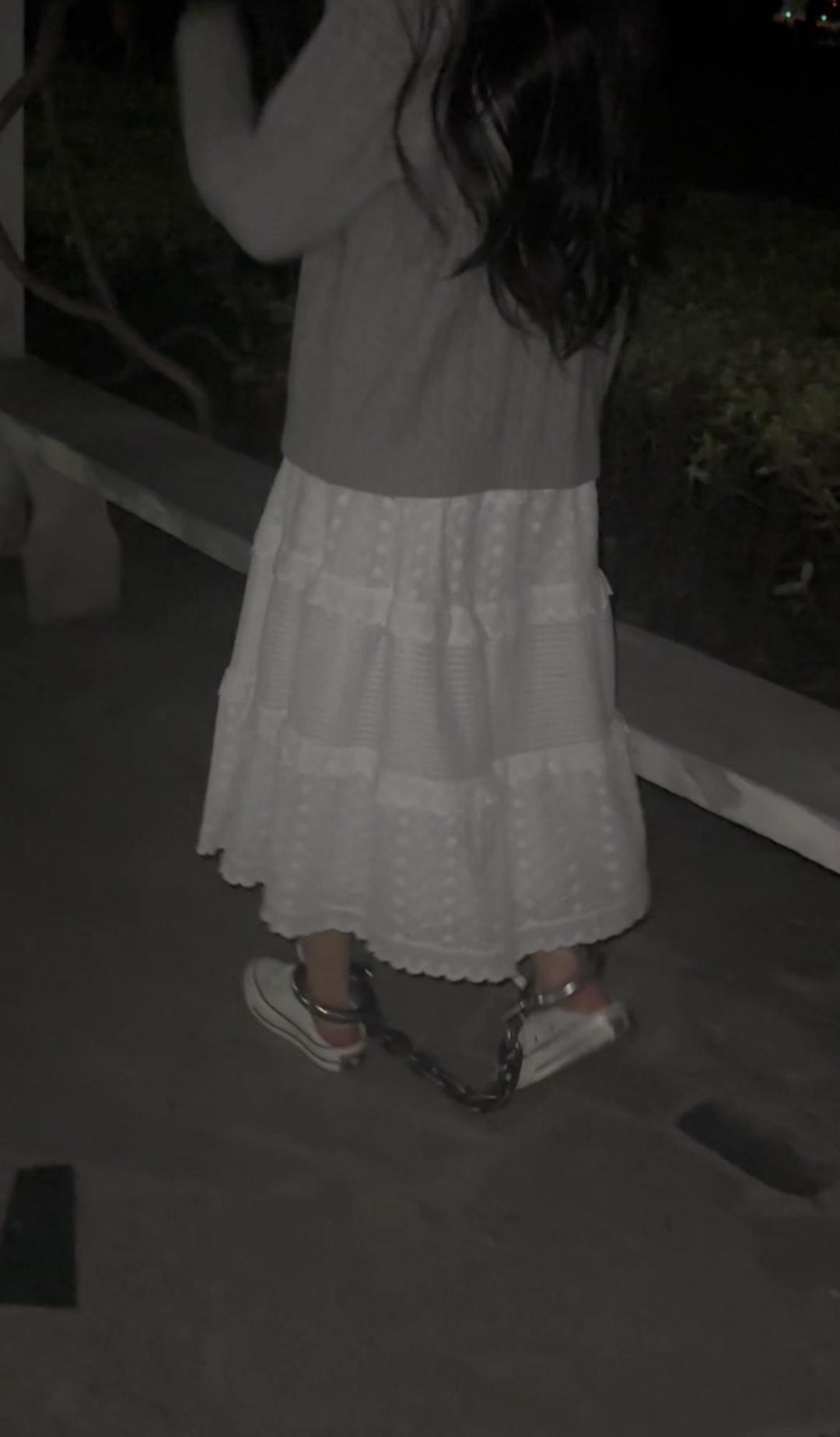 深夜戴脚镣外出的女孩-快步趟镣-被路人拍-4