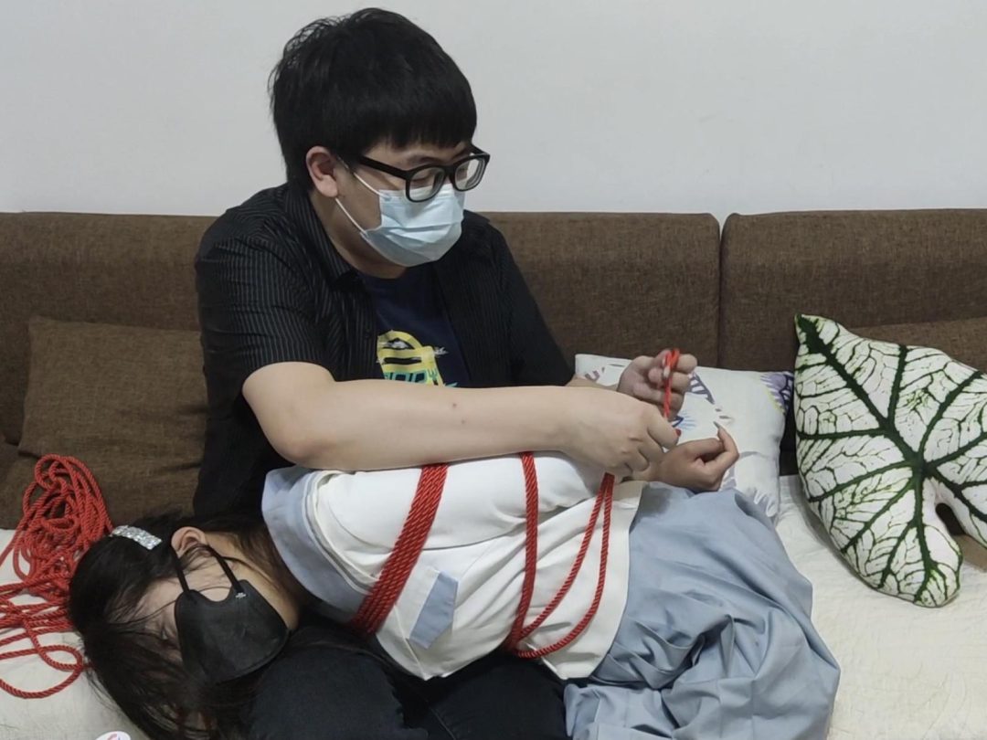 【松子】18岁活泼小女生松子约绑初体验，小话痨，jk白丝马尾，单腿吊，口球太大露出小兔牙，被诱骗吃柠檬，引发大量粘稠口水，最后浑身疲软躺在我的腿上-12