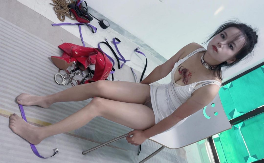 红色过膝长靴椅子上的超紧痛苦欧式直臂镣铐与束缚皮带加固-7
