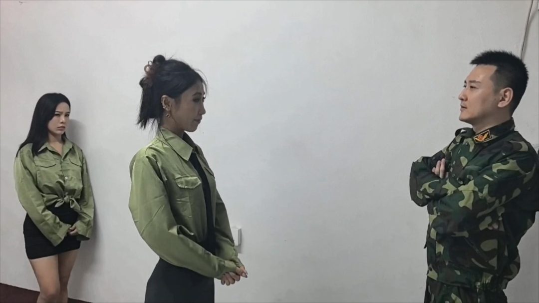 特殊选拔中 训练 吹风机 八张纸牌 风油精 梳子 挠脚心-3