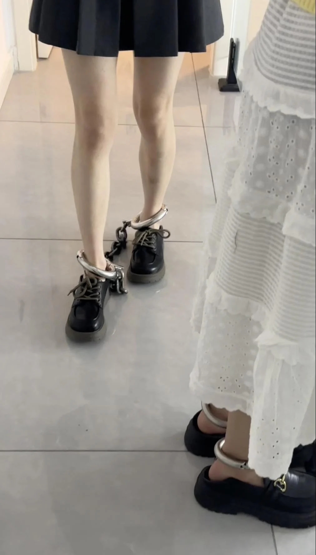 3个女孩体验戴脚镣-初次-2
