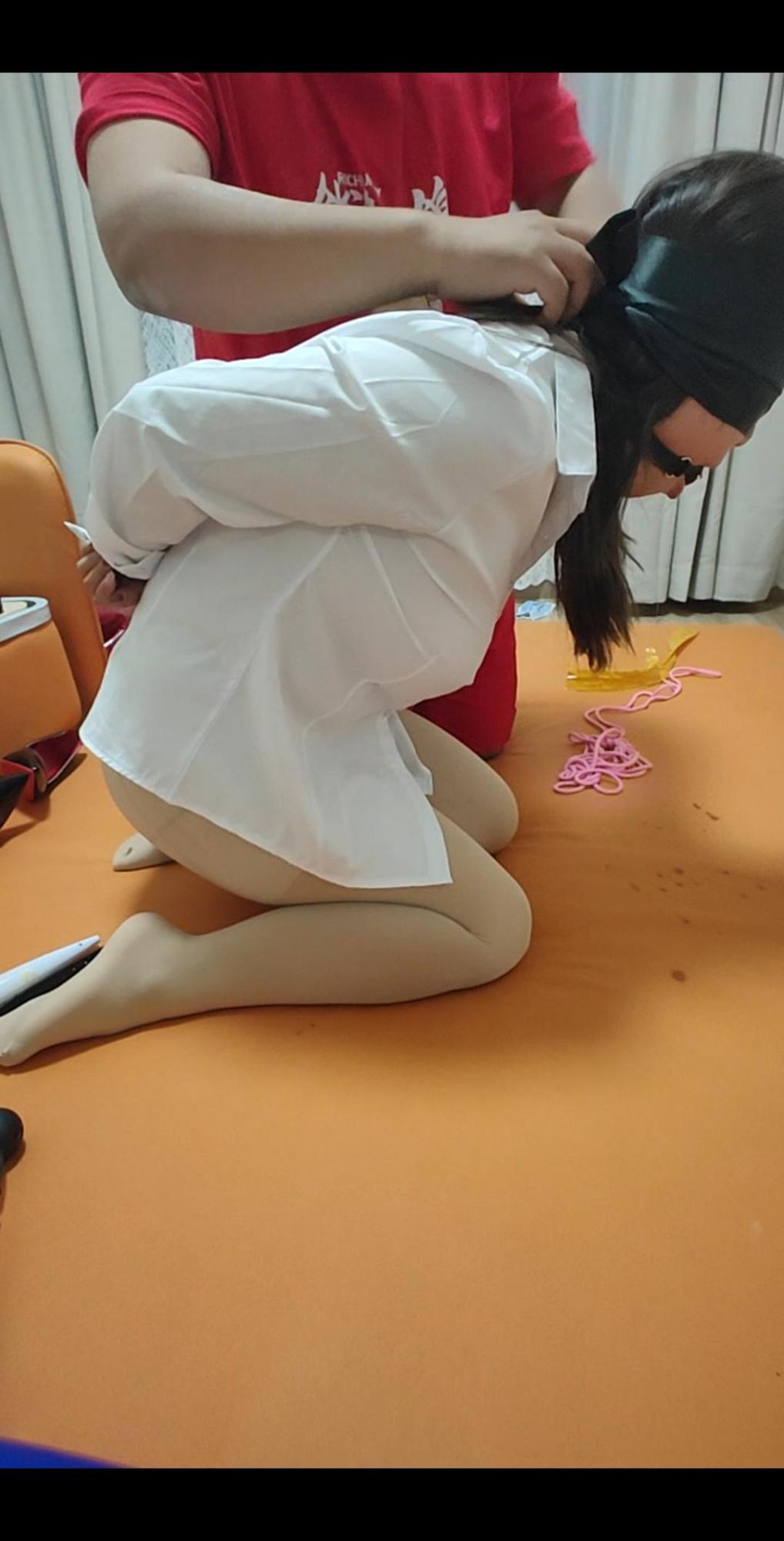 超长口具皮革调教骚媳妇，满地口水，干呕，口水横流，生气崩溃到嚎叫-2