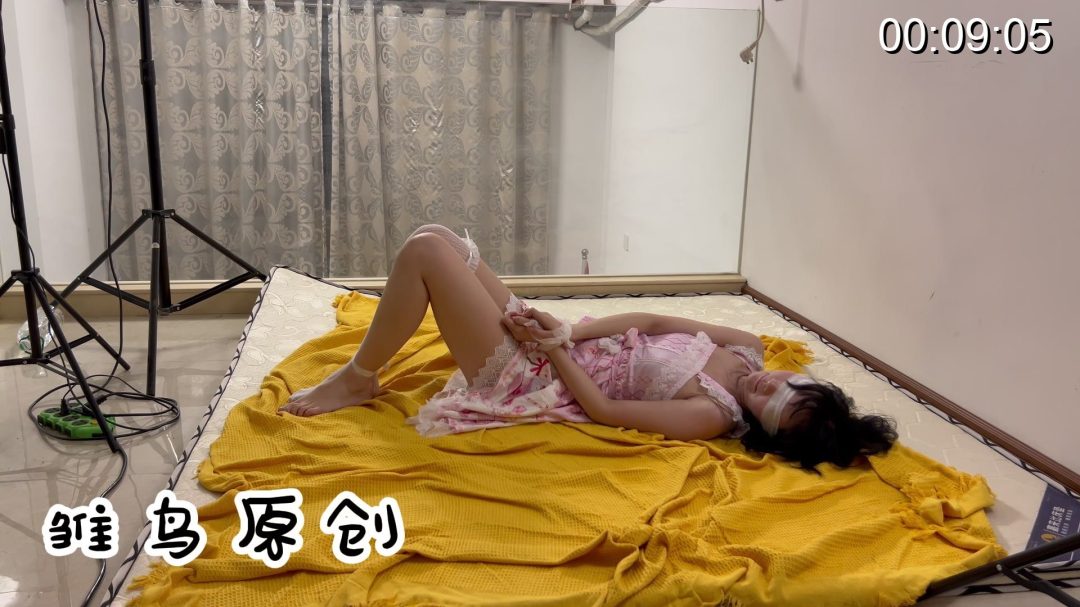 捆绑小妹 关到紧闭室，非常狭窄，蒙住她的眼睛不断的撩骚，挑逗……再把她从里面撤出来，搬到地板上加大力量-2