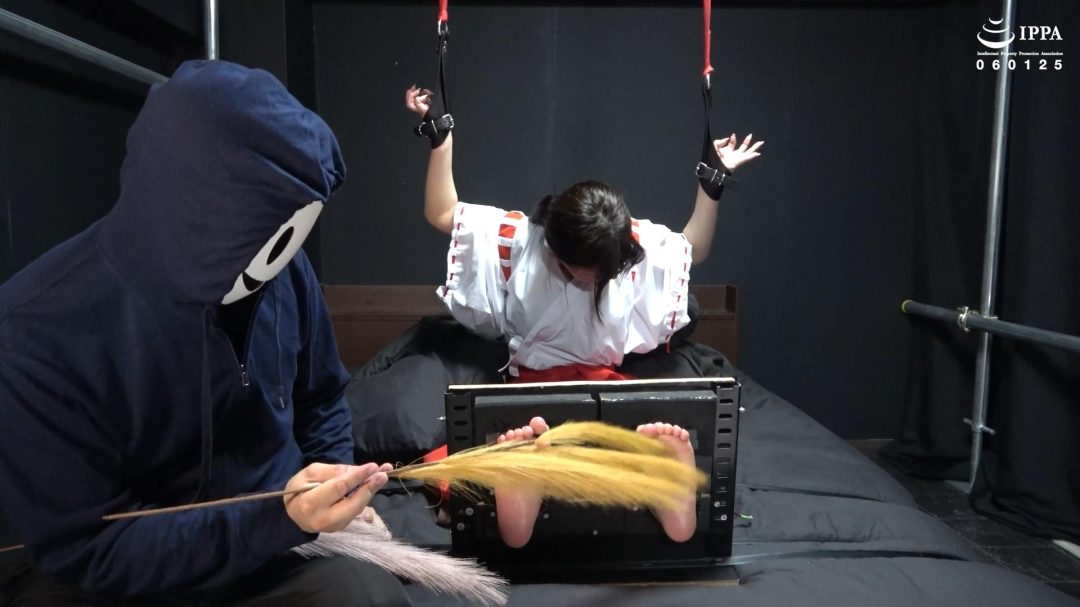 くすぐり激よわ巫女ののかちゃん、足枷ブラシくすぐりを受けて泣き顔で叫びながら大爆笑！-1