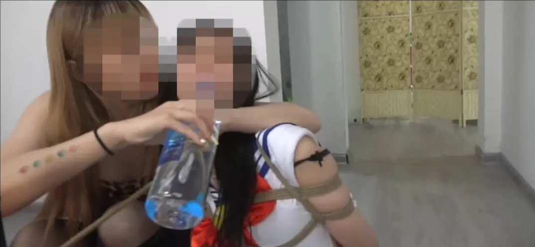 舍友之争（下）被百般折磨的美少女战士coser终于屈服。为了羞辱，舍友强迫她穿舍友的衣服，模仿舍友的行为，丧失最后的人格-3