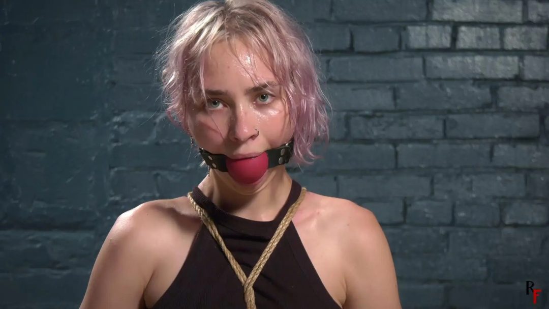 Young Gaya is restrained elegantly and kneels on the turntable-1