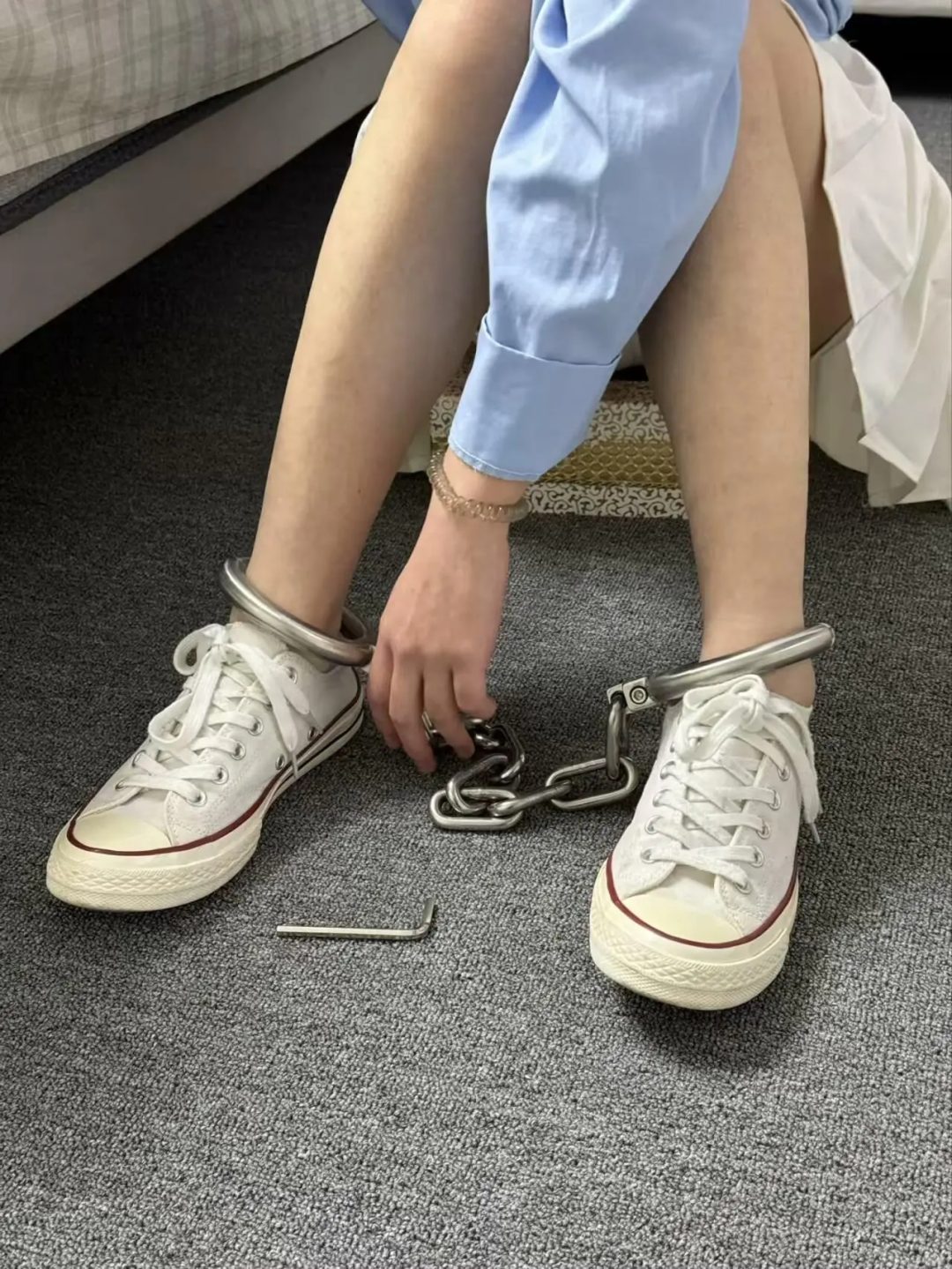 帆布鞋妹子脚镣佩戴体验测评-3