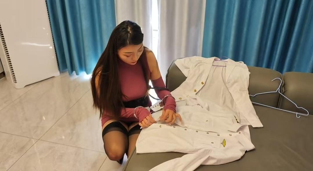 定拍佳佳带手铐脚铐打扫卫生-2