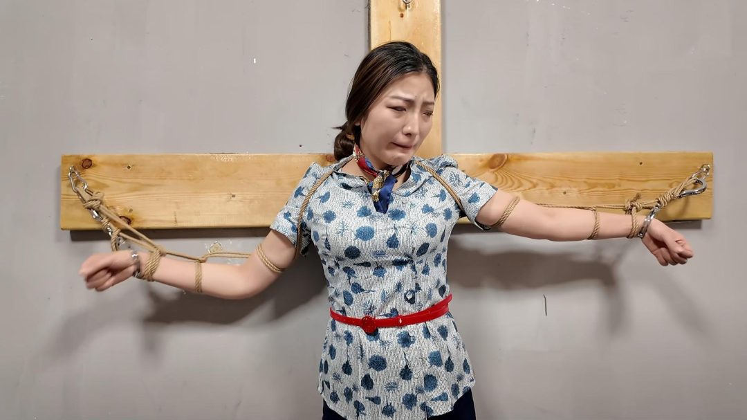 佳佳受刑上 JK装 十字架 龙门架吊刑 打肚子 打胸-10