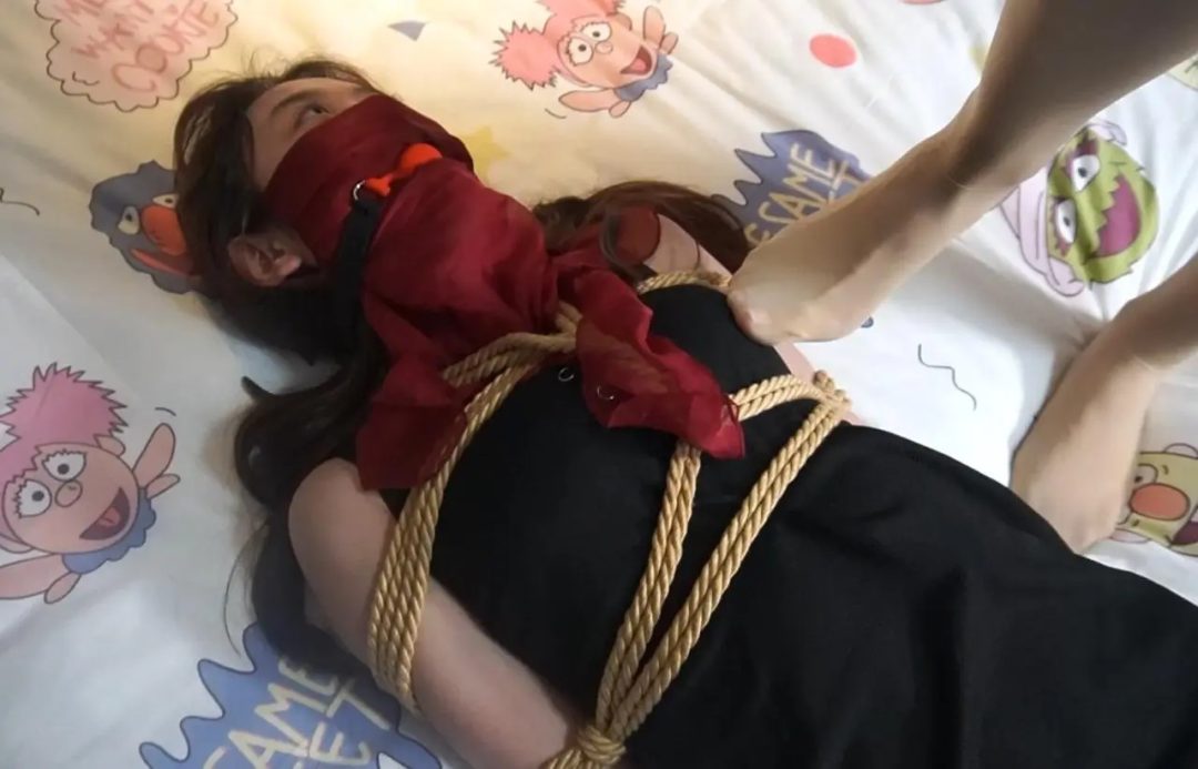 女绑女，新来的大长腿向我们展示了她的绳技-9