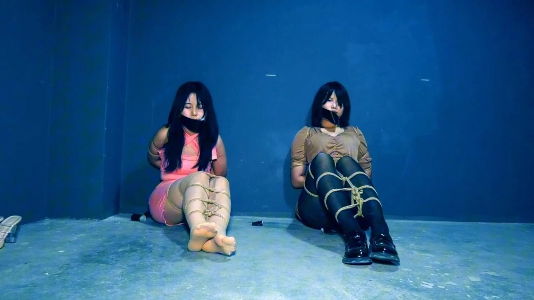 定拍转公映《深山囚徒》上集 两个漂亮的女孩在深山游玩误入人贩组织的地界被绑架囚禁在绅士地牢中-9