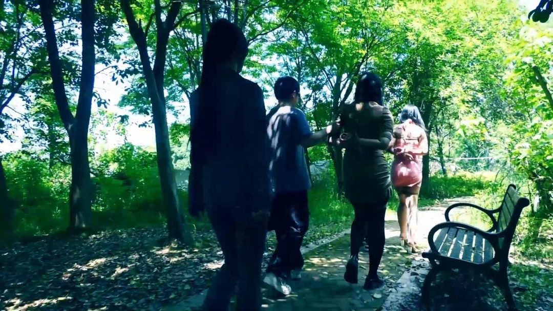 定拍转公映《深山囚徒》上集 两个漂亮的女孩在深山游玩误入人贩组织的地界被绑架囚禁在绅士地牢中-4