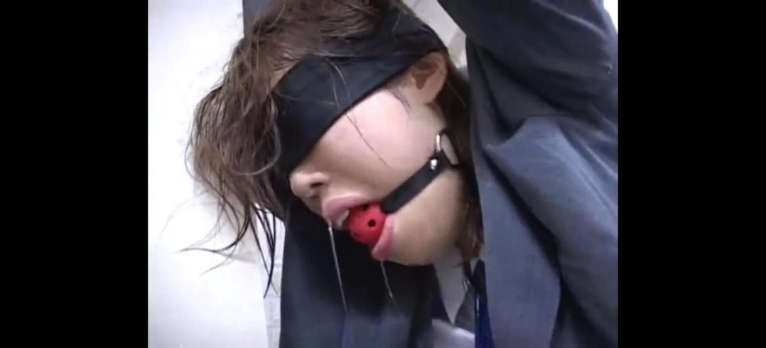 被吊在厕所的女学生-1