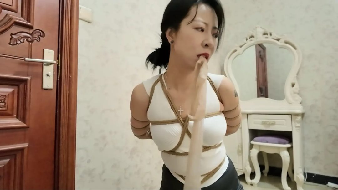 枫叶工作室精品定制2.7k剧情片—《母女劫难》重制版 单亲妈妈因无钱交房租被房东胁迫 女儿发现隐情被房东捂晕一同被捆绑囚禁-5