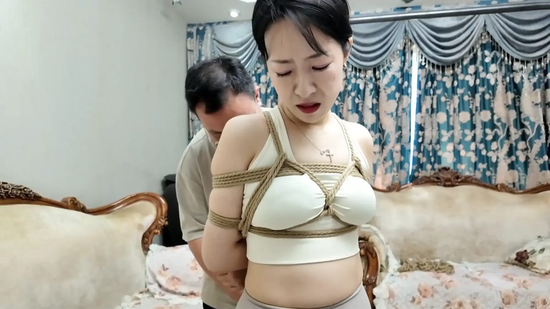 枫叶工作室精品定制2.7k剧情片—《母女劫难》重制版 单亲妈妈因无钱交房租被房东胁迫 女儿发现隐情被房东捂晕一同被捆绑囚禁-6