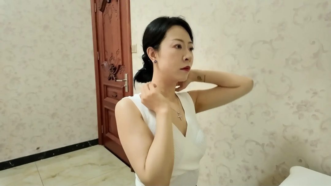 枫叶工作室精品定制2.7k剧情片—《母女劫难》重制版 单亲妈妈因无钱交房租被房东胁迫 女儿发现隐情被房东捂晕一同被捆绑囚禁-1