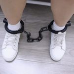 趾间艺束工作室 玉瑶借高利贷还不上 被大哥镣铐枷锁惩罚 手铐脚铐脚趾铐 枷锁