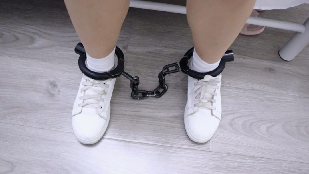 趾间艺束工作室 玉瑶借高利贷还不上 被大哥镣铐枷锁惩罚 手铐脚铐脚趾铐 枷锁-2