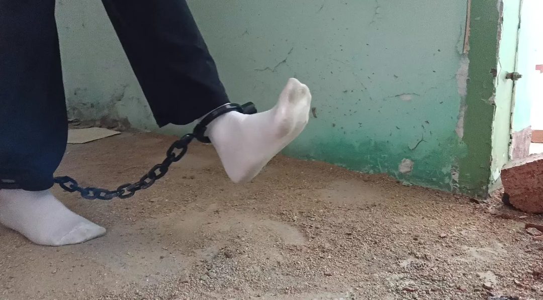 在废墟里换着戴两副脚镣散步，踩脏白棉袜-4