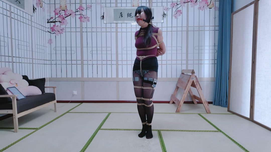 秦韵绳屋工作室定拍：玖儿踮脚直立吊电击+一小段访谈-5