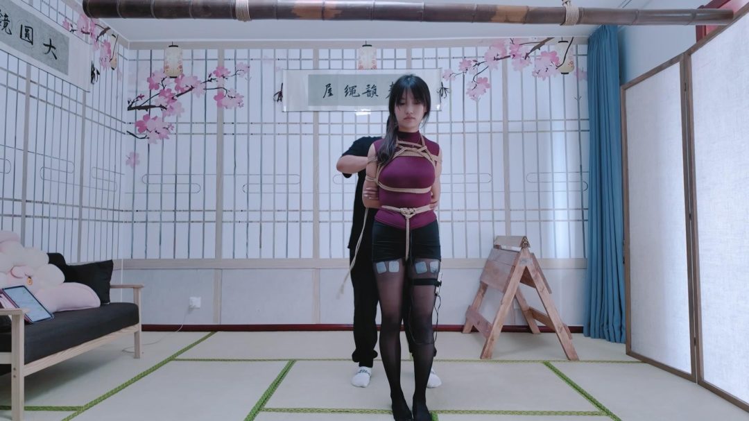 秦韵绳屋工作室定拍：玖儿踮脚直立吊电击+一小段访谈-2