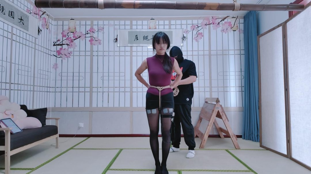 秦韵绳屋工作室定拍：玖儿踮脚直立吊电击+一小段访谈-1
