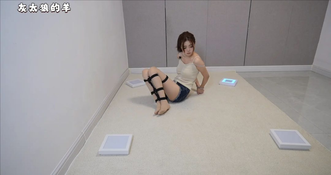 【灰太狼的羊】手铐与绳子的双重束缚之下，念念被绑并腿缚玩灯板游戏【脚铐＋手铐＋并腿缚＋扎带＋游戏】-5