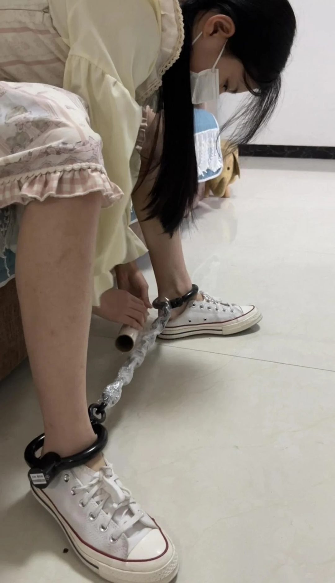 18岁女高的四天镣铐生活（4）第二天早起的洗漱和脚镣走路训练-8